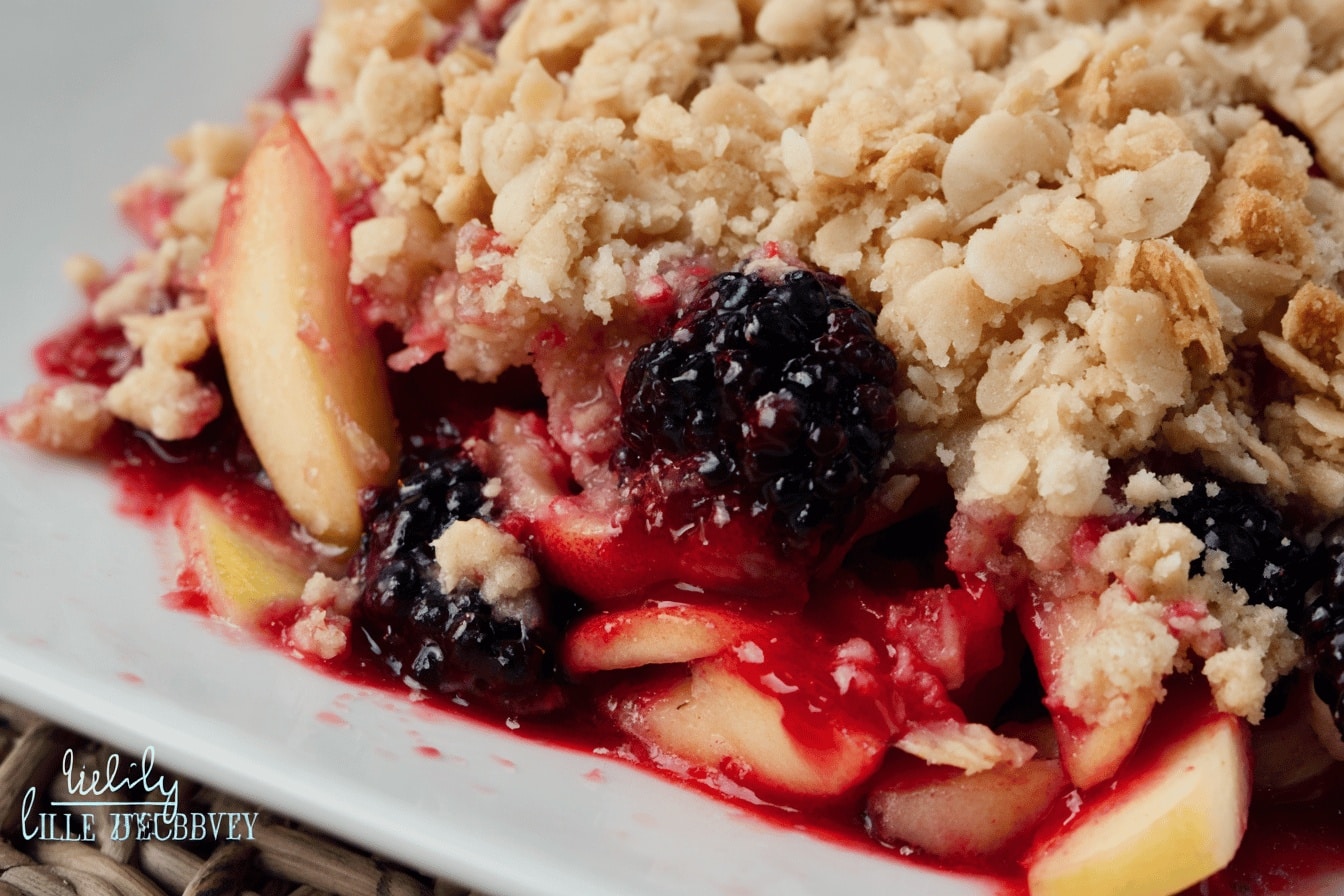 apple blackberry crumble dessert recipe photo
